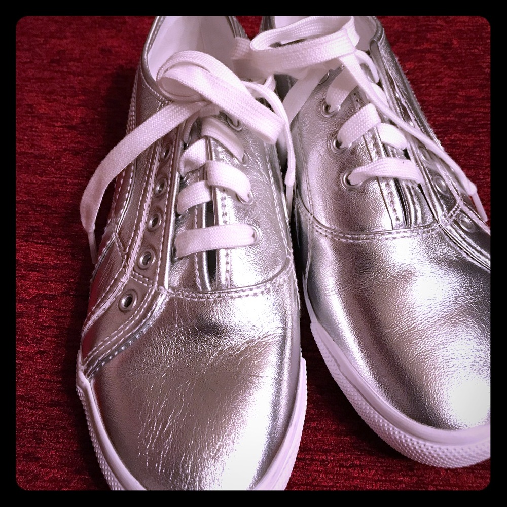 Tennis shoes